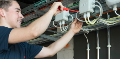 Elektroinstallationen_header_3840x866_LEG2803