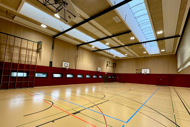 referenz-dreifachturnhalle-wohlen-elektrotechnik_turnhalle-innen_1600x900